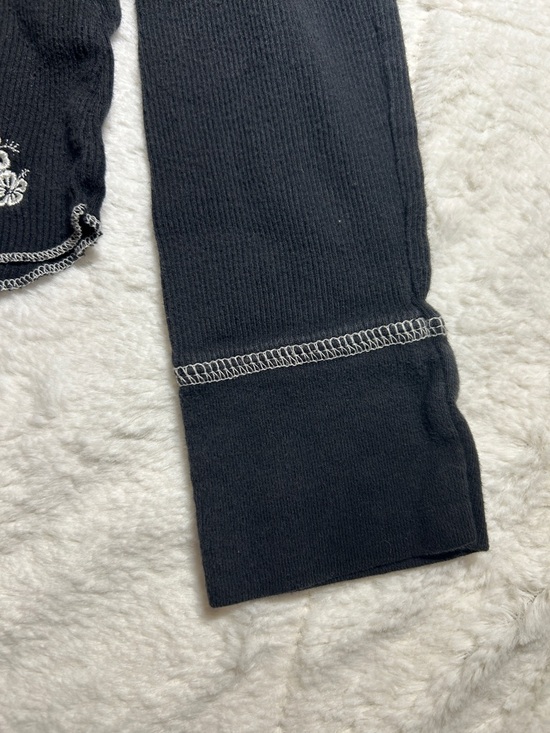 Lilu Black Long-Sleeve V-Neck Top with Contrast Stitching - Picture 4 of 9